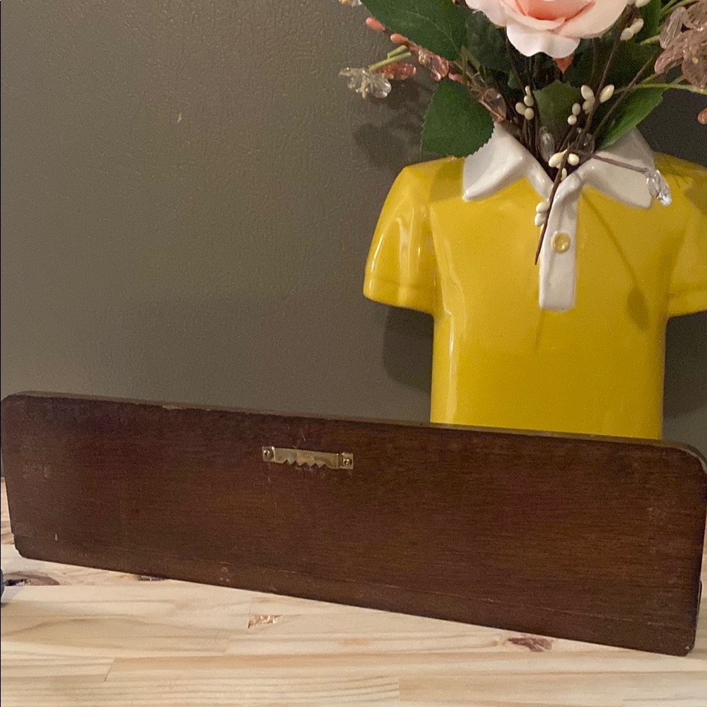 Vintage Style Figurine Wall Decor - Picture 7 of 7